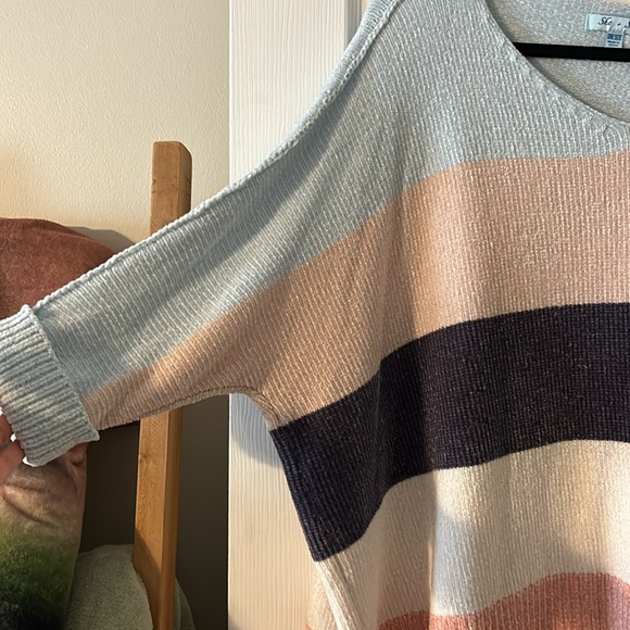 She + Sky color blocked sweater- one size - Picture 4 of 8